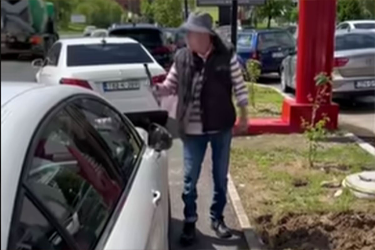 Štapom oštetio automobil parkiran na trotoaru (VIDEO)