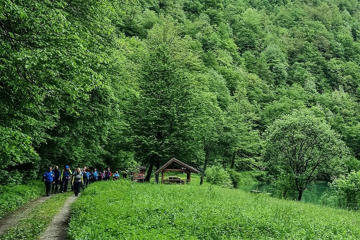 Ni kiša nije omela planinare da uživaju u šetnji obalama bajkovite Krušnice