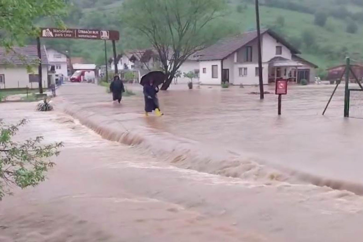 Drama u dijelu RS i FBiH: Rastu vodostaji, Una se već izlila, zaplavljene prve kuće