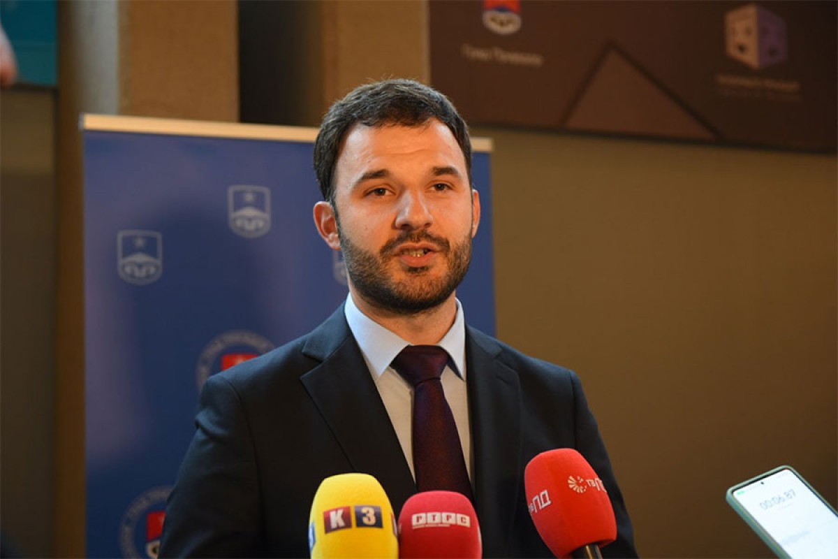 Javor: Miloševica u padu, Sana raste