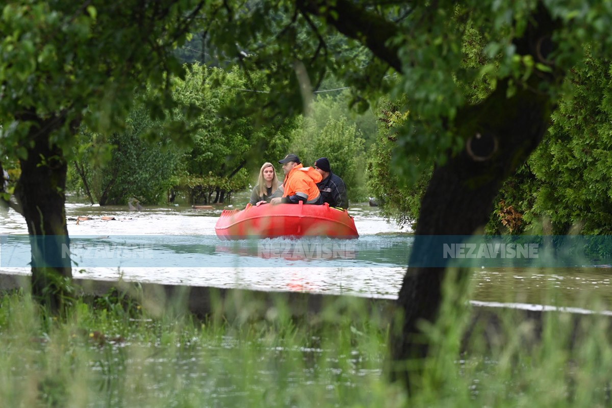 "Nezavisne" u Novom Gradu: Kuće pod vodom, plutaju frižideri i namještaj (FOTO/VIDEO)