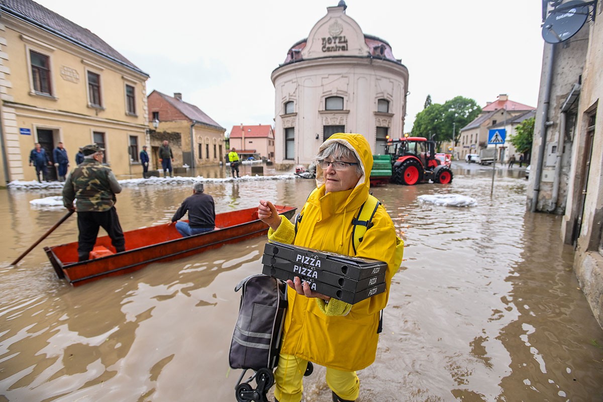 Žestoke borbe sa poplavama i u Hrvatskoj: Veliki vodeni talas tek stiže (FOTO)