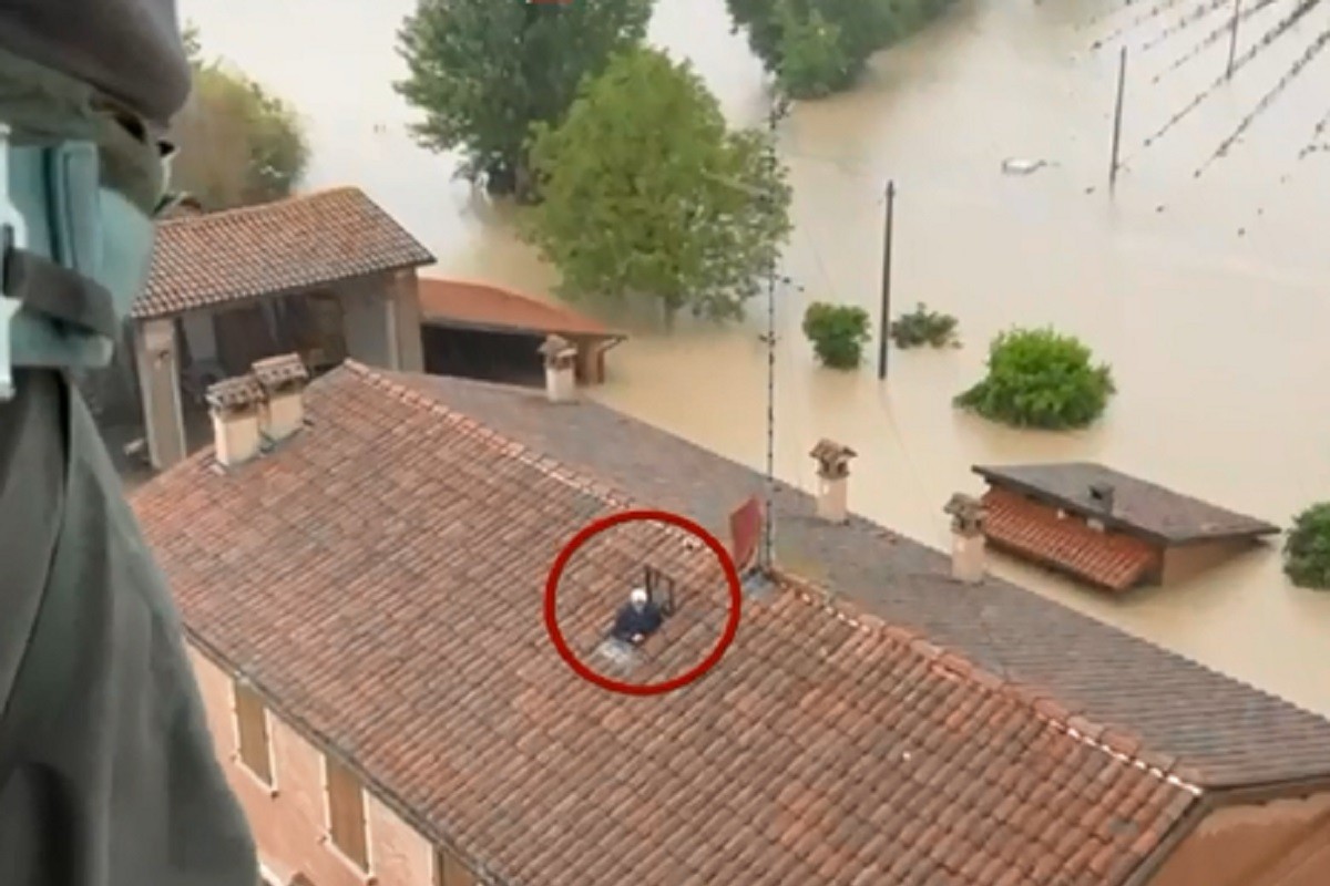 Bračni par helikopterom spašen s krova kuće (VIDEO)