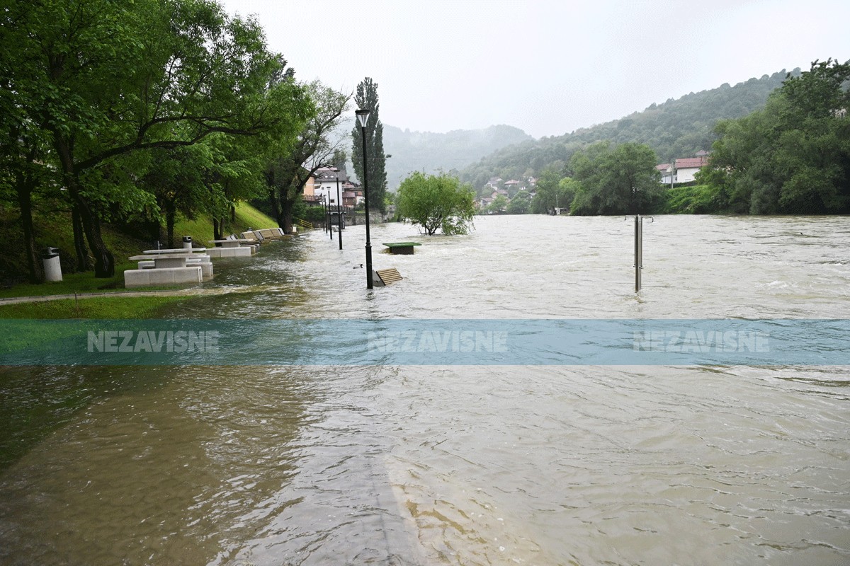 Nova plaža u Banjaluci i dalje poplavljena, mobilijar otporan na vodu