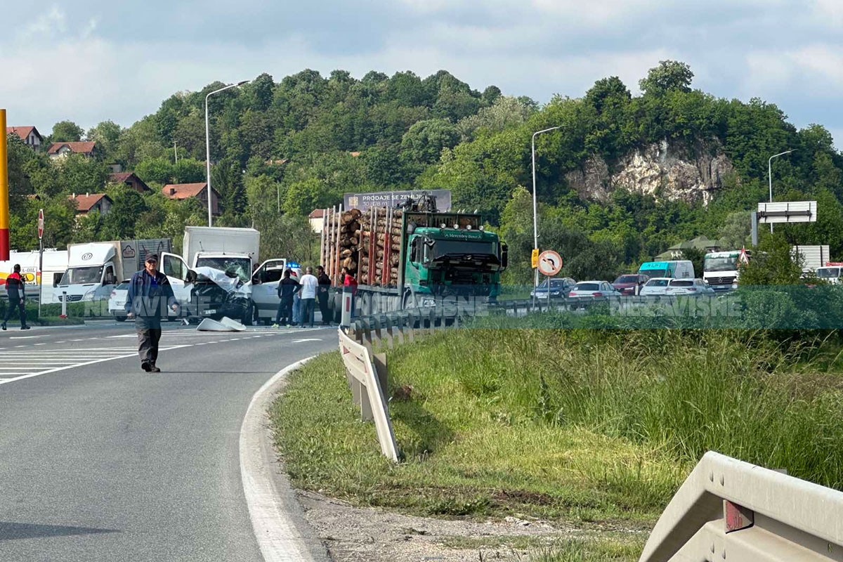 Udes kod Doboja: Sudarila se dva kamiona