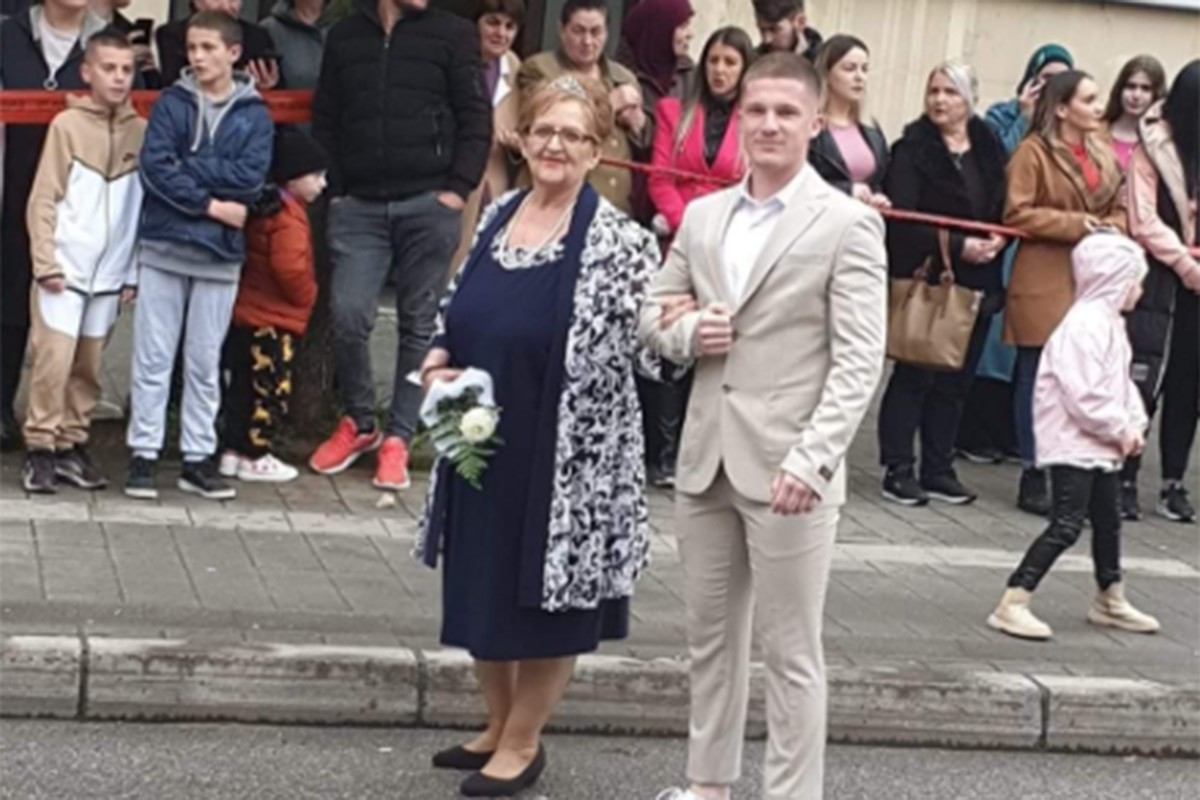 Ponosno prošetali ulicama: U pratnji bake došao na maturu (VIDEO)