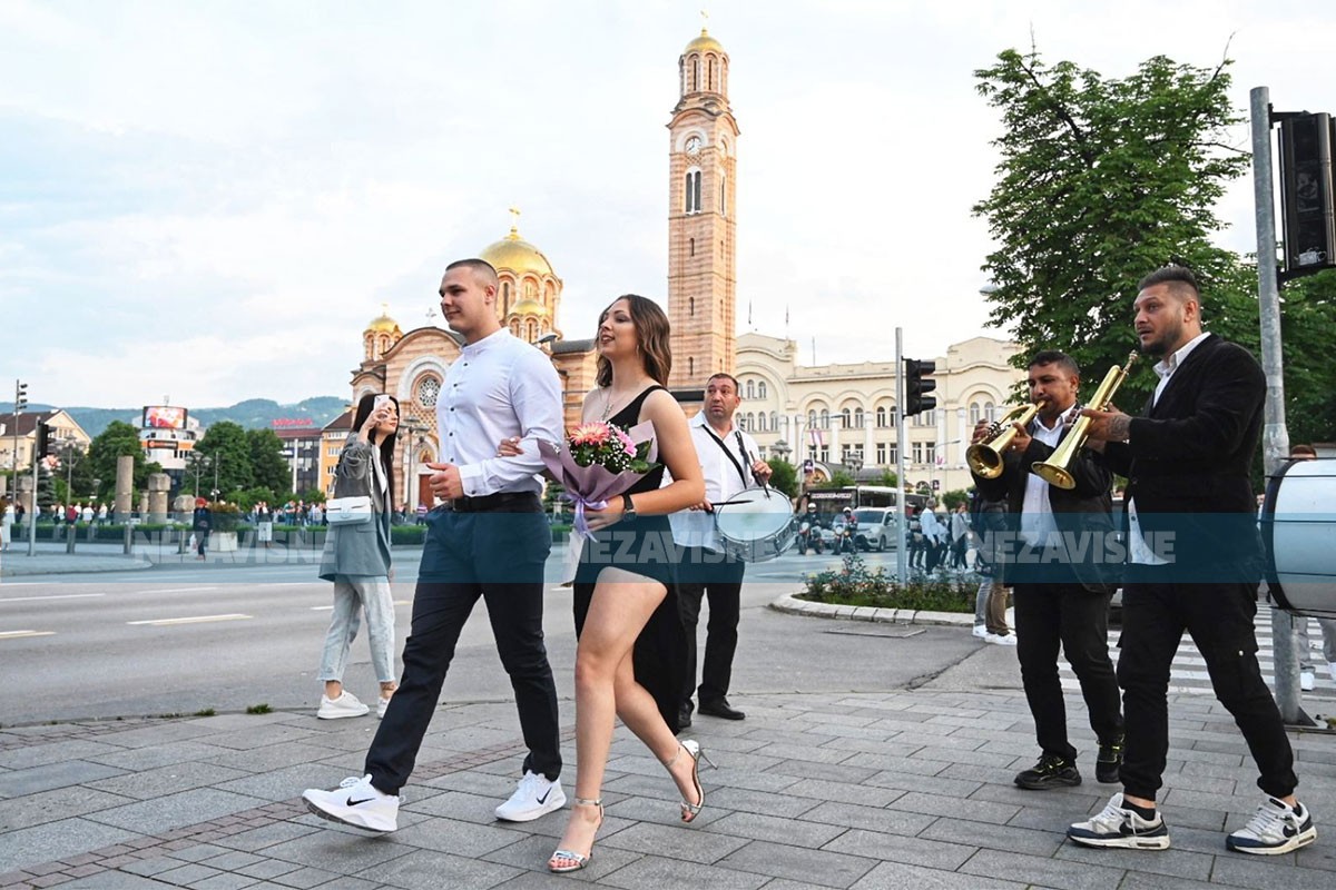 Maturanti SC "Ljubiša Mladenović" sa osmijehom ispratili srednjoškolske dane (FOTO/VIDEO)