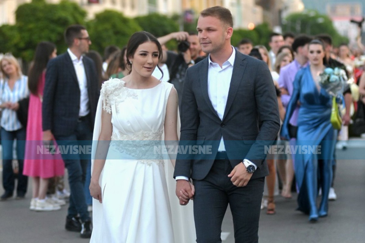 Stanivuković i ove godine pratnja maturantkinji: Banjaluka odiše mladošću (FOTO/VIDEO)