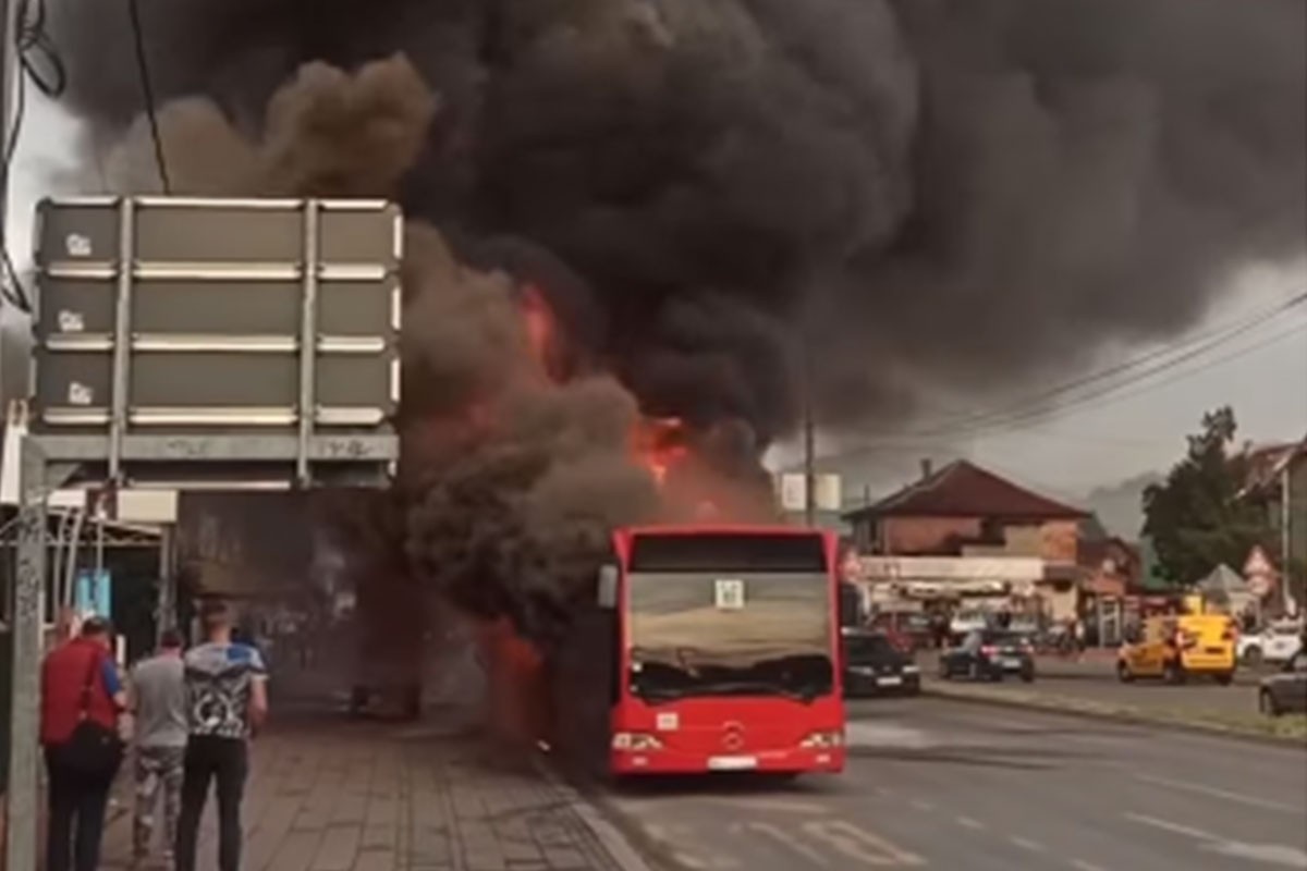 Izgorio autobus kompanije iz Niša, treći za godinu dana (VIDEO)