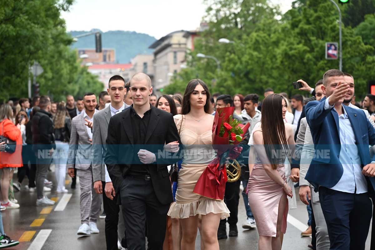 Maturanti tri škole rastjerali tmurne oblake: Mladost i raskoš na ulicama Banjaluke (FOTO/VIDEO)