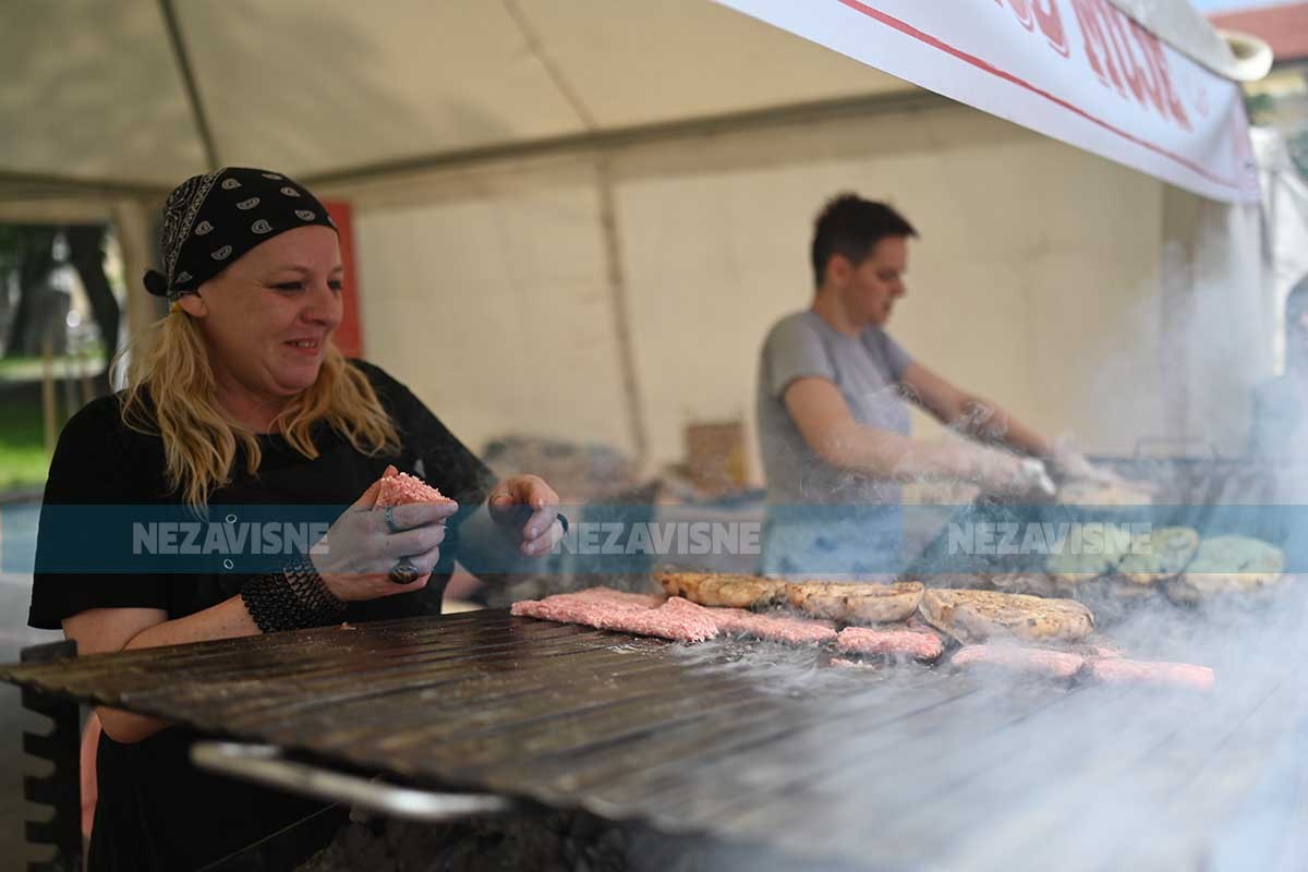 Počeo "Ćevap fest", miris roštilja u centru Banjaluke (FOTO)