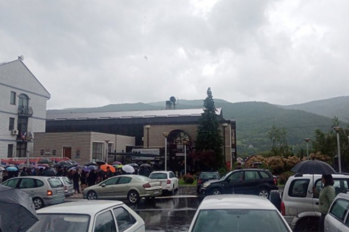 Srbi tijelima branili ulazak u zgradu opštine Zvečan, ima povrijeđenih