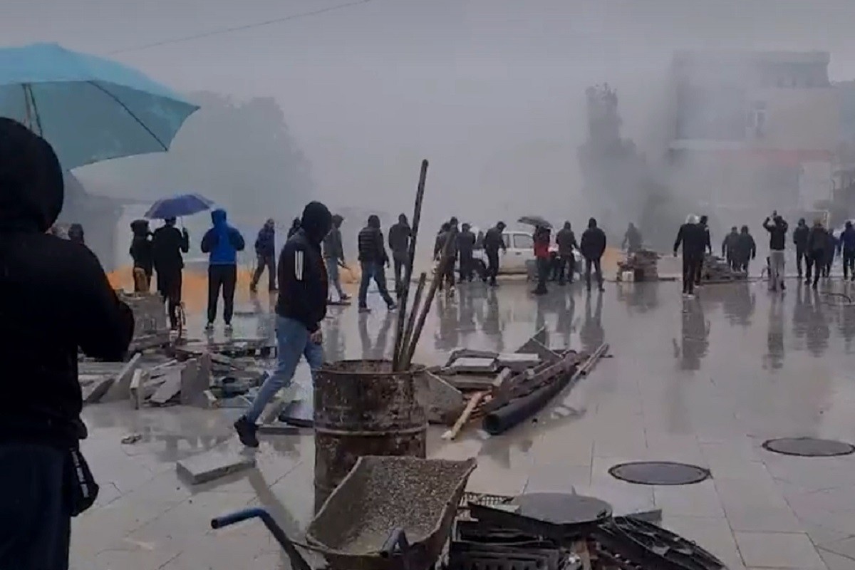Centar Leposavića u dimu: Srbi pokušali da spriječe nelegalno zauzimanje opštine (VIDEO)