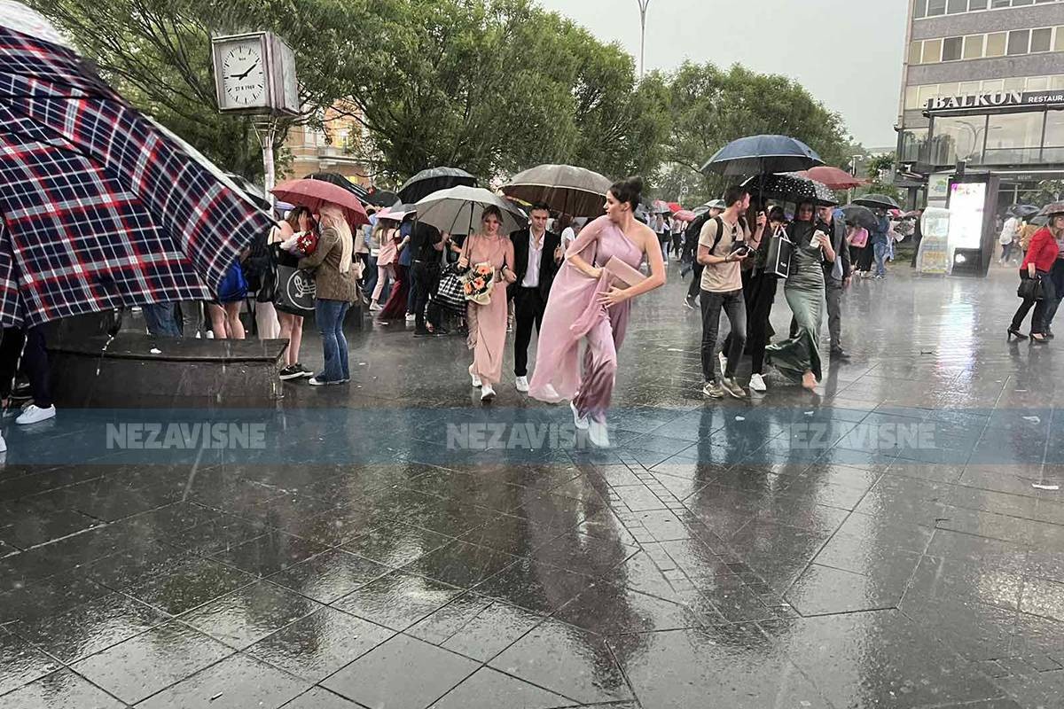 Kišni oblaci uskratili maturante za defile (FOTO)