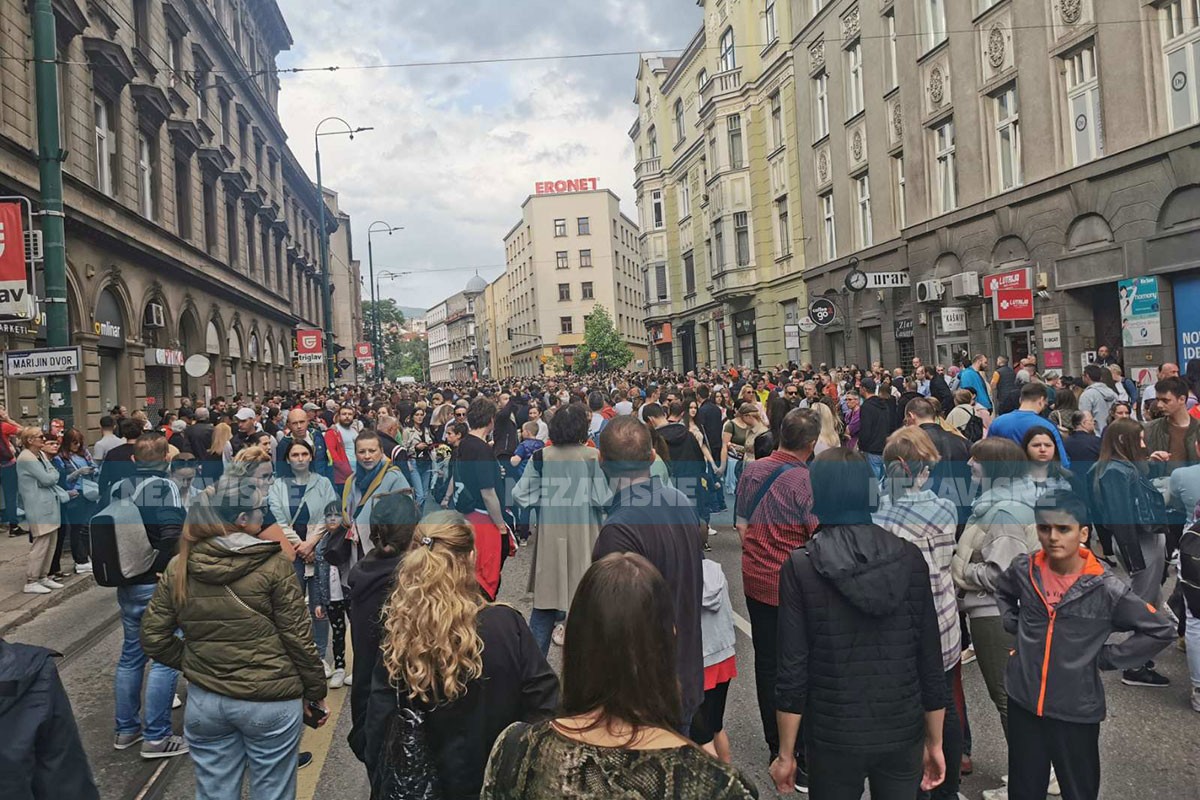 Hiljade ljudi na protestu u Sarajevu povodom pogibije mlade doktorice (FOTO, VIDEO)
