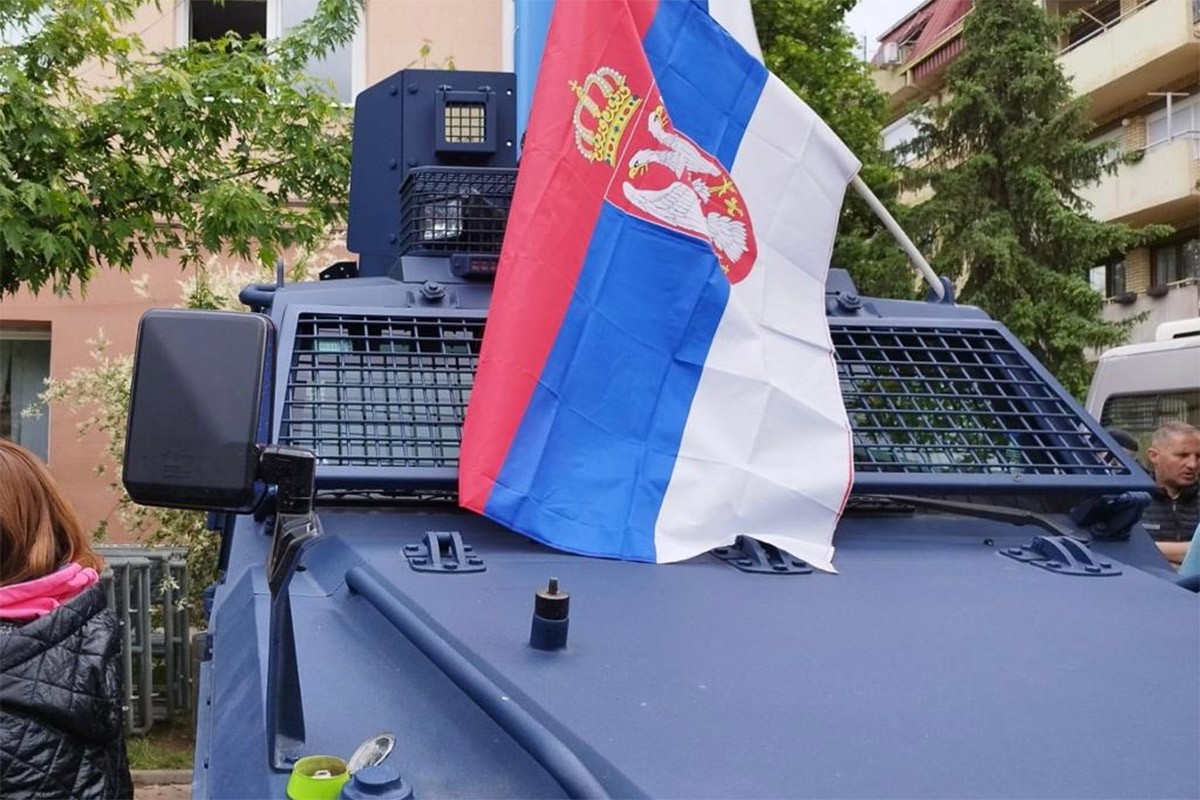 Okačena zastava Srbije na oklopno vozilo takozvane kosovske policije