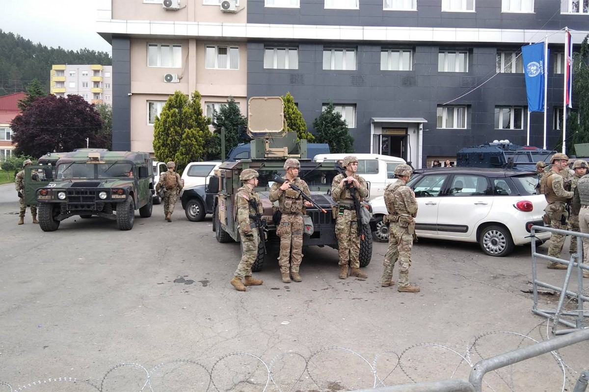 Gradonačelnik Leposavića više od 30 sati u zgradi opštine, građani dežuraju ispred