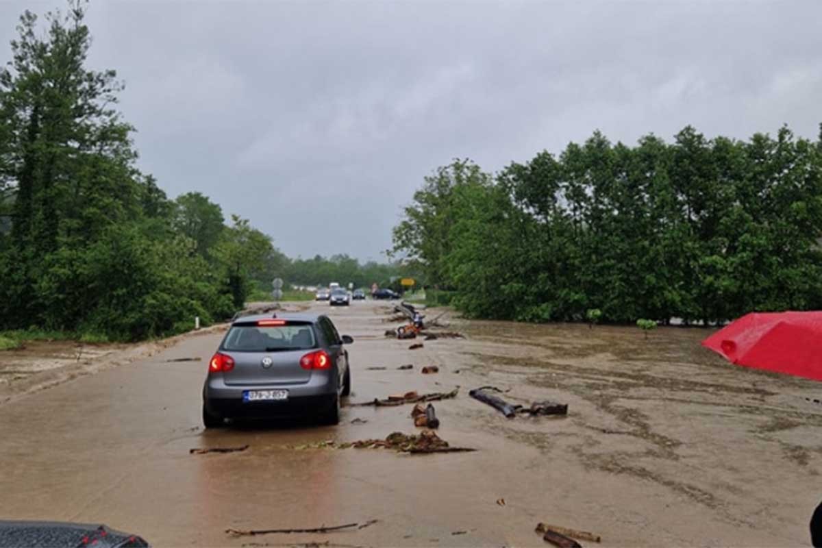 Izlila se rijeka Brezna, pod vodom domaćinstva i put Banjaluka - Teslić (FOTO, VIDEO)
