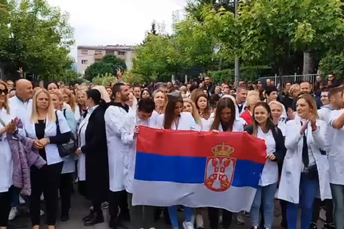 Ulicama Zvečana ori se pjesma "Izađi mala" (VIDEO)