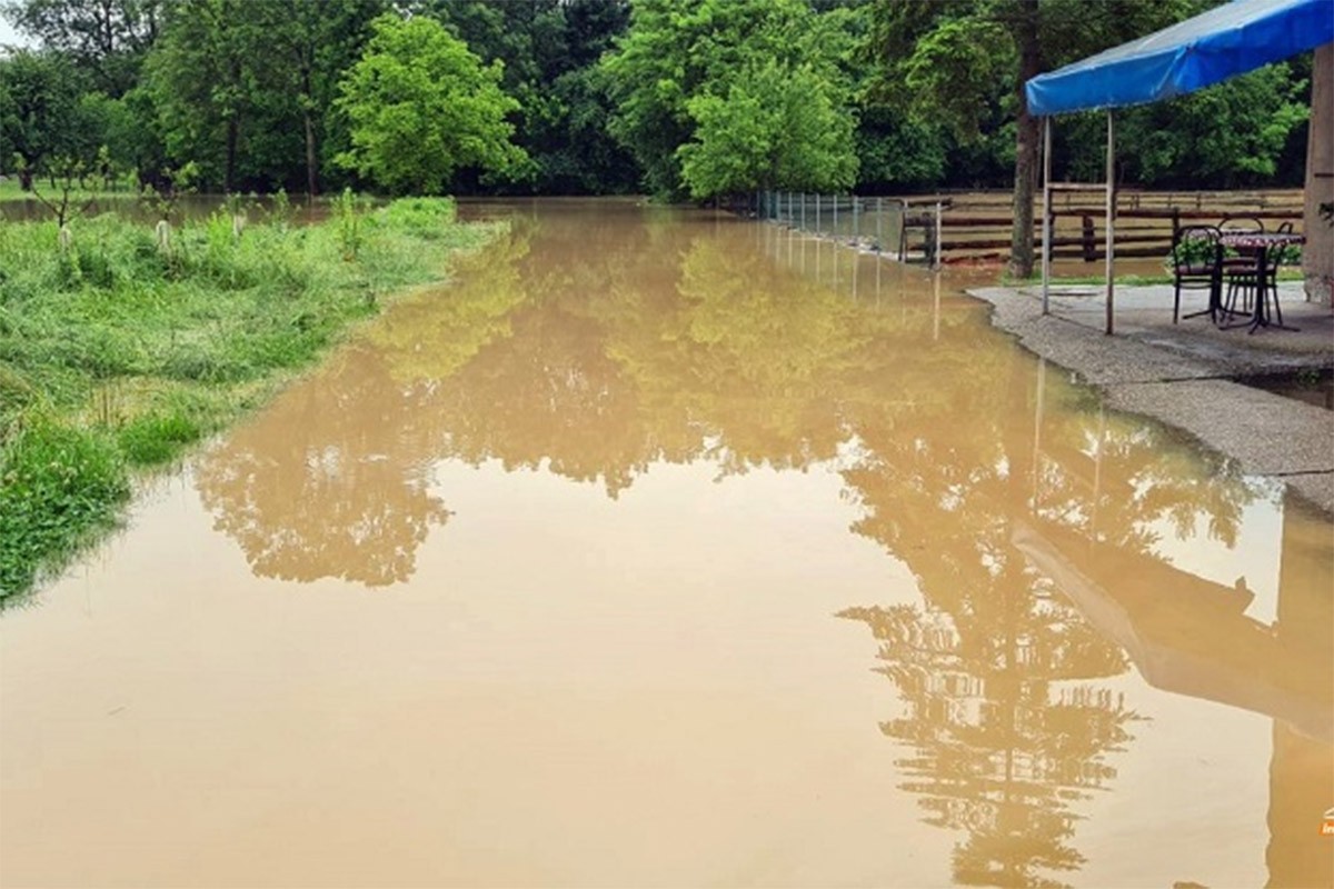 Izlile se rječice na području Semberije i Majevice, građani pozvani na oprez