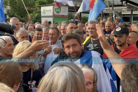 Petrović sa pristalicama stiže na Trg Krajine, došlo do naguravanja ...