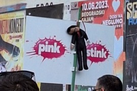 MUP potvrdio, uhapšen čovjek koji je na protestu nosio lutku Vučića ...