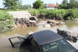 Bujica odnijela most kod Vrnjačke Banje, automobil upao u korito ...