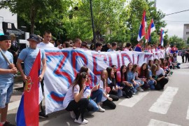 Srbi i danas ispred opštinske zgrade u Zvečanu, mali maturanti ...