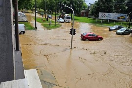 Novo snažno nevrijeme u Hrvatskoj, voda poplavila ulice, izbijala ...