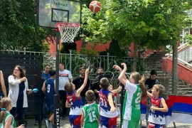 Djeca sa sjevera KiM igrala basket ispred kordona Kfora