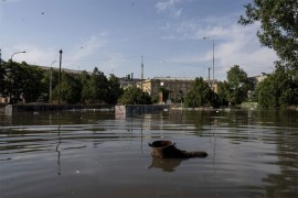 Razorne posljedice probijanja brane: Poplave odnose živote, rizično i ...
