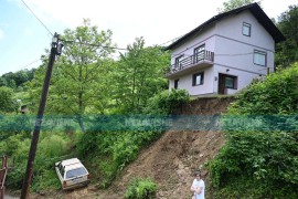 Kuća na ivici odrona, mještani banjalučkog naselja bdiju nad ...