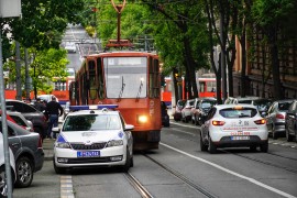 Automobil udario u banderu u Beogradu, jedna osoba teško povrijeđena