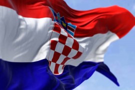 Uhapšena trojica zbog skidanja hrvatske zastave kod Knina