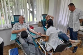 Medicinari i vojnici darivali krv