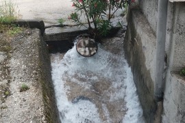 Voda koju su ispustili iz rezervoara zbog redovnog čišćenje izlila ...