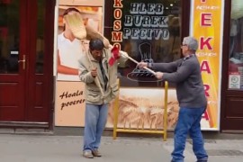 Sukob u Sremu: Snimak "tuče" metlama obišao internet (VIDEO)
