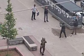 Napeta situacija u Kosovskoj Mitrovici: Protestuje više stotina ...