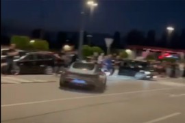 Strašna scena na parkingu u Zagrebu: Mercedesom se zaletio u grupu ...