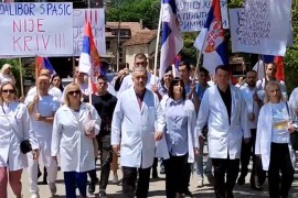 Protesti Srba na sjeveru KiM, medicinski radnici izašli na ulice ...