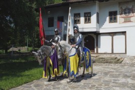 Vitezovi na konjima prodefilovali ulicama grada i obradovali prolaznike