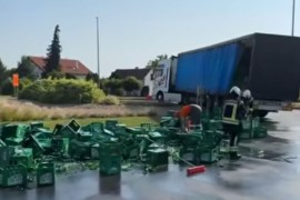 Napile se ulice: Gajbe piva ispale iz kamiona (VIDEO)