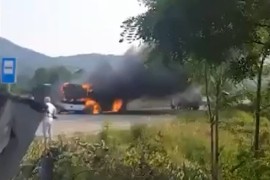 Izgorio autobus kod Kruševca (VIDEO)