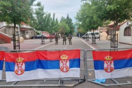 Mirna noć na KiM, građani se i dalje okupljaju ispred opština na ...