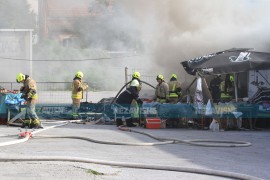 Požar na buvljaku lokalizovan, povrijeđen vatrogasac (FOTO)