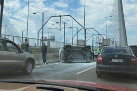 Prevrnuo se automobil na mostu u Beogradu (VIDEO)