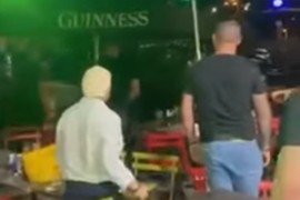 Uletio džipom u baštu punu gostiju (VIDEO)