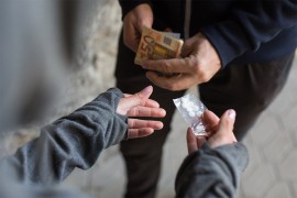 Mladi misle da uzimaju drogu, ali ona uzima njih