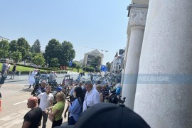 Počelo okupljanje građana ispred Gradske uprave Banjaluka (VIDEO)