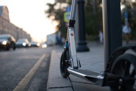 Kradljivci romobila uhapšeni jer su ga divljački vozili u autu
